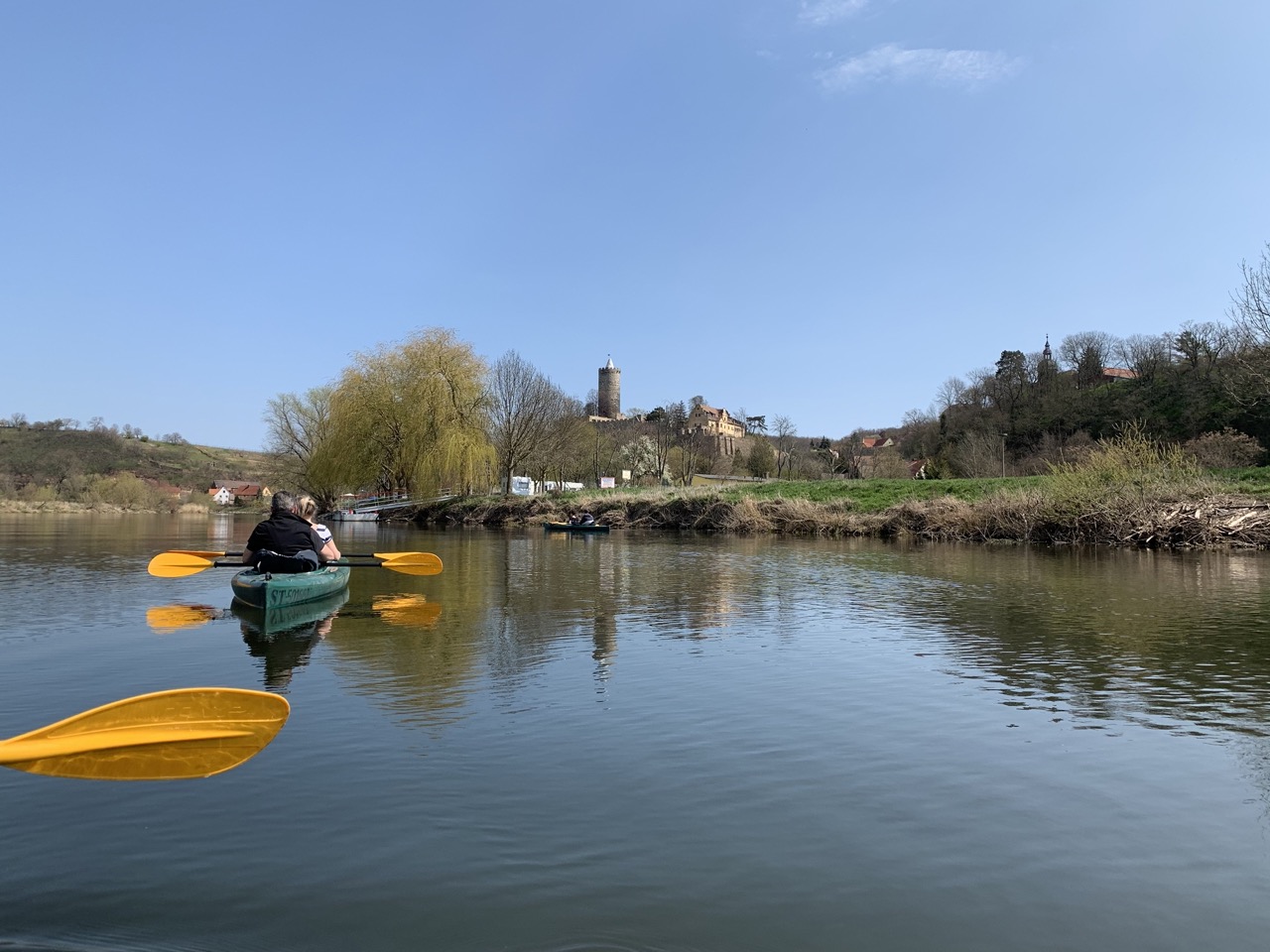 Radfahrer und Kanufahrer in der Natur an Saale und Unstrut
